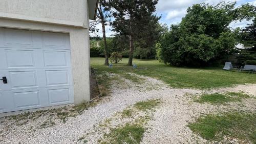 Сад, Maison spacieuse et paisible - 4 chambres, parking, wifi in Бур-сюр-Ивет