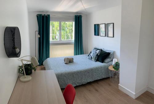 Maison spacieuse et paisible - 4 chambres, parking, wifi in Бур-сюр-Ивет