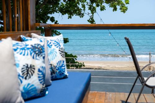 Coastal Oceanfront Hideaway w 3BR & Private Deck in أناسكو