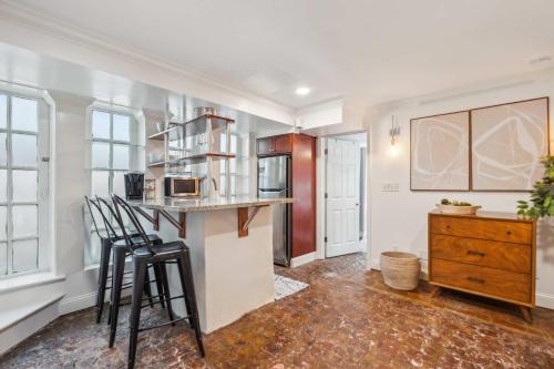 Unique & Charming 1 Bedroom One Block to King St