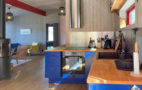virtuve, 2 Bedroom Cozy Home In Lärbro (2 Bedroom Cozy Home In Larbro) in Ire