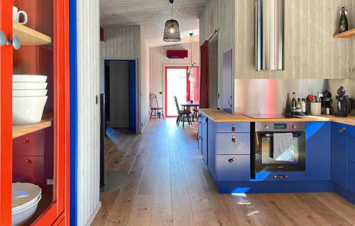 virtuve, 2 Bedroom Cozy Home In Lärbro (2 Bedroom Cozy Home In Larbro) in Ire