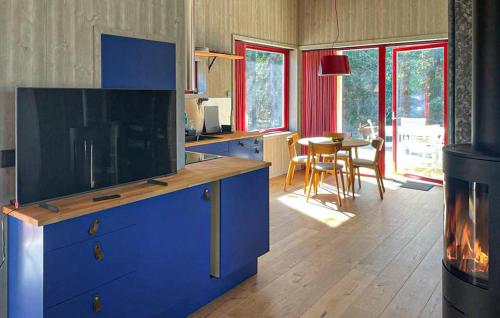 virtuve, 2 Bedroom Cozy Home In Lärbro (2 Bedroom Cozy Home In Larbro) in Ire
