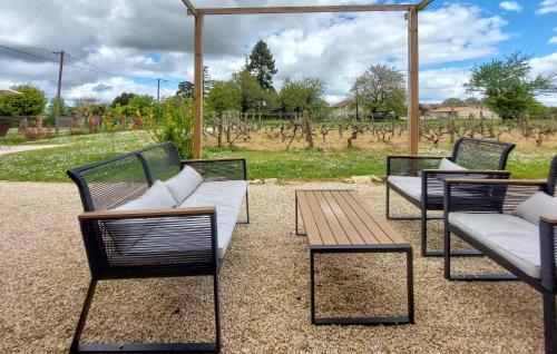 ทัศนียภาพภายนอกโรงแรม, Holiday Gite On A Vineyard in บล็องแซ