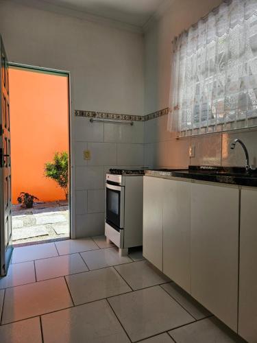 Konyha, Casa Jardim Corumbê (Casa Jardim Corumbe) in Praia Grande