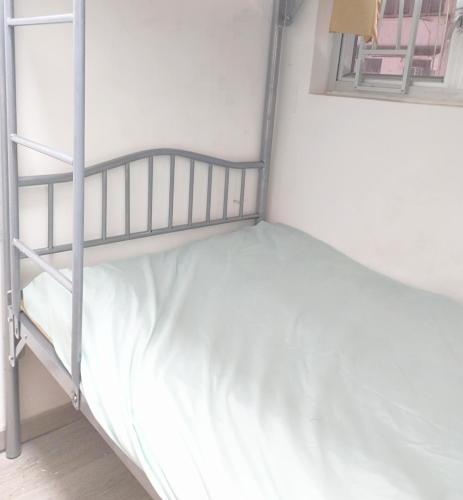 Newly renovated apartment with kitchenette and bathroom Washing machine WiFi 5 mins walk to MTR in Cheung Sha Wan