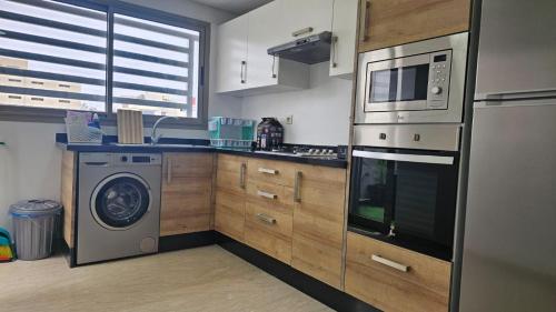 Bright 2BR Apartment in Maarif - Sunny Terrace, Fast WiFi & Private Parking, Касабланка (фото 8)