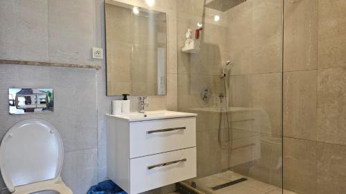 Bright 2BR Apartment in Maarif - Sunny Terrace, Fast WiFi & Private Parking, Касабланка (фото 9)