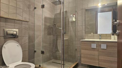 Bright 2BR Apartment in Maarif - Sunny Terrace, Fast WiFi & Private Parking, Касабланка (фото 10)