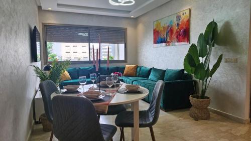 Bright 2BR Apartment in Maarif - Sunny Terrace, Fast WiFi & Private Parking, Касабланка (фото 4)