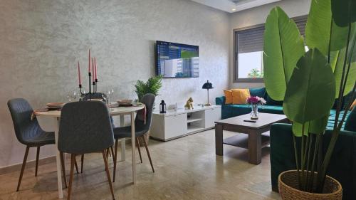 Bright 2BR Apartment in Maarif - Sunny Terrace, Fast WiFi & Private Parking, Касабланка (фото 3)