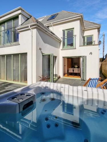 Point View - Award Winning Apartments with Private Hot Tub & Parking, Croyde (photo 2)