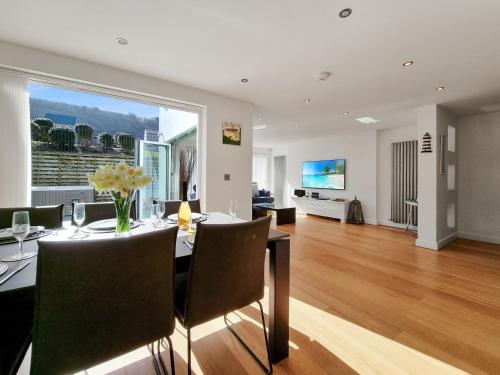 Point View - Award Winning Apartments with Private Hot Tub & Parking, Croyde (photo 8)