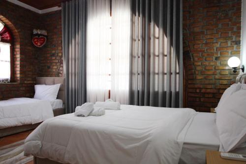 Triple Room with Balcony image 10