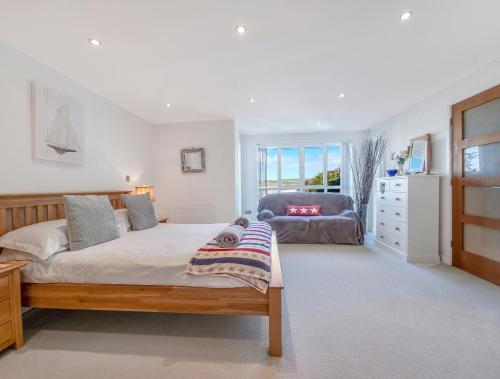 Point View - Award Winning Apartments with Private Hot Tub & Parking, Croyde (photo 10)