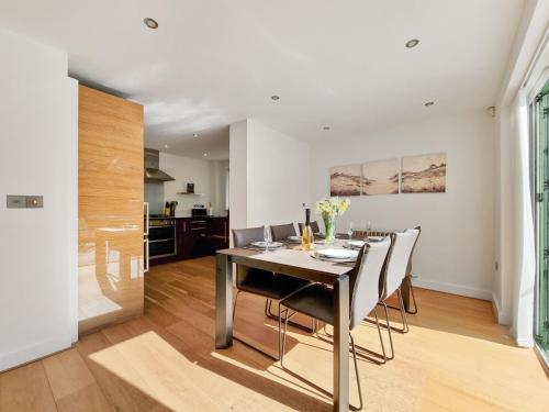 Point View - Award Winning Apartments with Private Hot Tub & Parking, Croyde (photo 9)