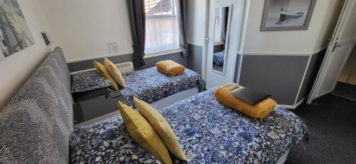Twin Room with Shower image 5