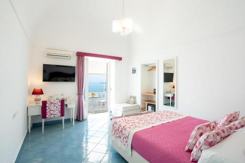 Superior Double Room with Balcony and Sea View image 10