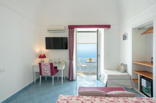 Superior Double Room with Balcony and Sea View image 8
