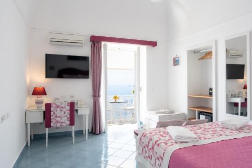 Superior Double Room with Balcony and Sea View image 4