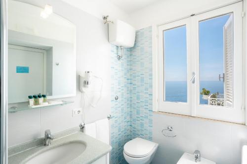Superior Double Room with Balcony and Sea View image 3