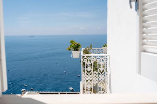 Superior Double Room with Balcony and Sea View image 2
