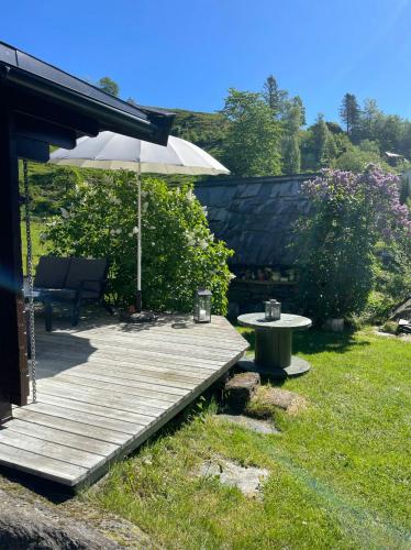 Viesnīcas āriene, Historic Farm With Sea View Over Bjørnefjorden in Saevareid