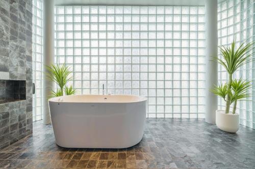 Bathtub, 2BR, 2BA, 120 Sqm, 6 Pax, Near BTS 7-11, Bangkok