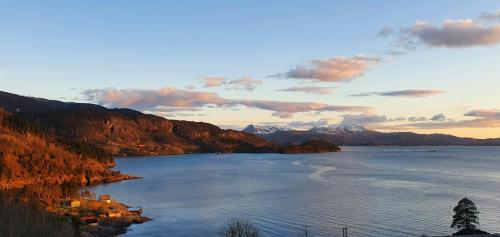 Viesnīcas āriene, Historic Farm With Sea View Over Bjørnefjorden in Saevareid