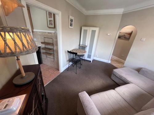 Cosy Elmhurst Studio Retreat - image 7