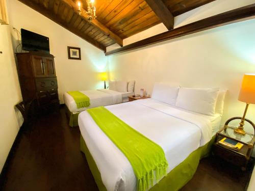 Standard Twin Room image 10