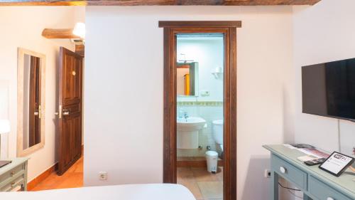 Double Room image 10