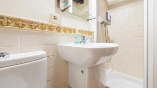 Economy Double Room image 10