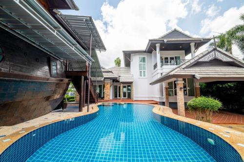 Luxury Iconic Royal Boat Pool Villa North Pattaya