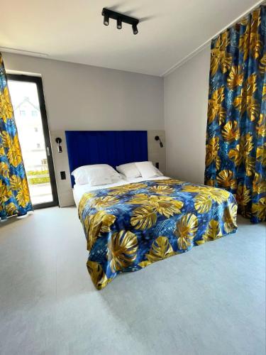 1 queen bed, 2 twin beds