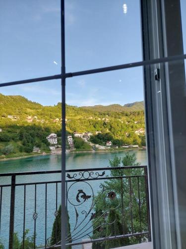 Villa AS na Jablaničkom jezeru (Villa AS na Jablanickom jezeru) in Konjic