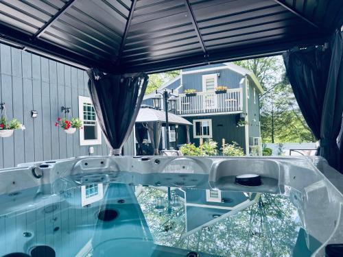 Kümblustünn, Amazing Poconos House . Sauna/Hot Tub/Private Pool in Marshalls Creek