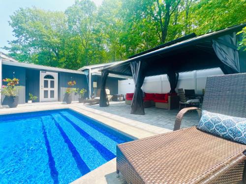 Vaade, Amazing Poconos House . Sauna/Hot Tub/Private Pool in Marshalls Creek