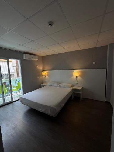 Hostal B and B Benidorm - image 3