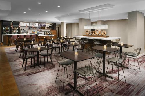 Ресторан, Courtyard by Marriott Dallas Lewisville in Льюисвилл