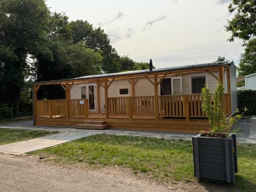 A szálláshely kívülről, Luxe chalet op 5-sterren camping met comfortabel ingerichte veranda - parkkosten zijn inbegrepen in Sevenum