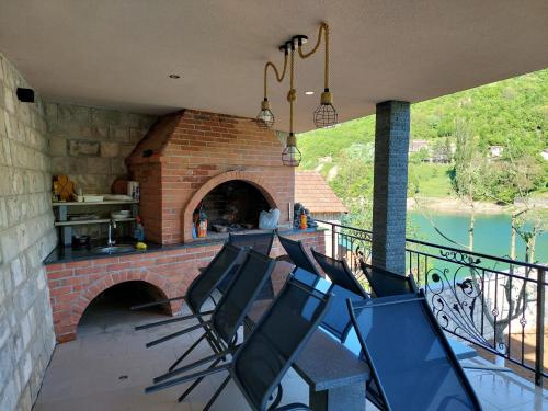 Villa AS na Jablaničkom jezeru (Villa AS na Jablanickom jezeru) in Konjic