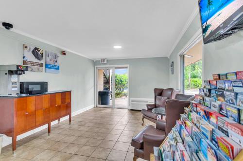 Econo Lodge Summerville - image 11