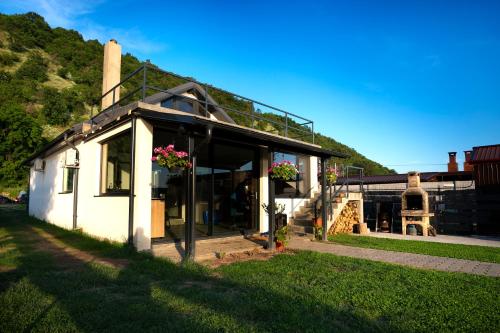 Apkārtne, Casa LaMal in Divici
