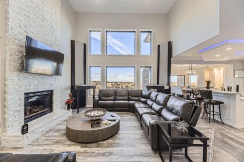 Mountain Top Mansion with Bar, B ball Court, Hot Tub in Blackstone