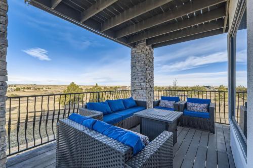 Mountain Top Mansion with Bar, B ball Court, Hot Tub in Blackstone