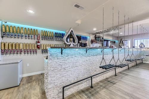 Mountain Top Mansion with Bar, B ball Court, Hot Tub in Blackstone