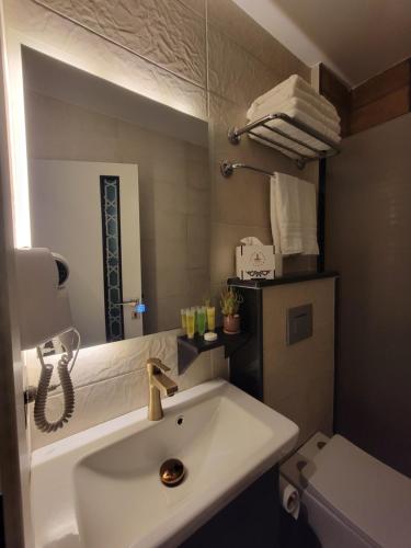 Deluxe King Room image 1