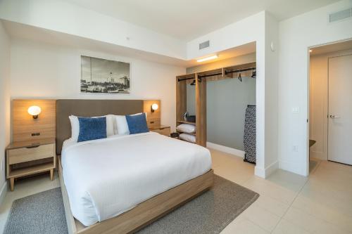 Stunning 2 Bed 2 Bath w balcony & incredible views in Miami, USA