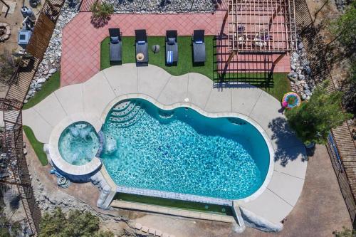 Sunset House Joshua Tree Infinity Pool Spa Views Hiking Trail in Yucca Valley, USA
